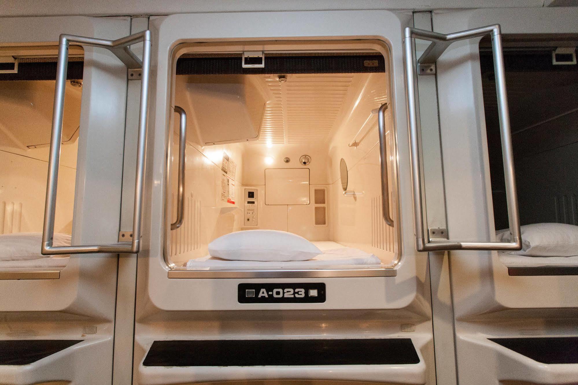Capsule Hotel Asahi Plaza Shinsaibashi Osaca Exterior foto