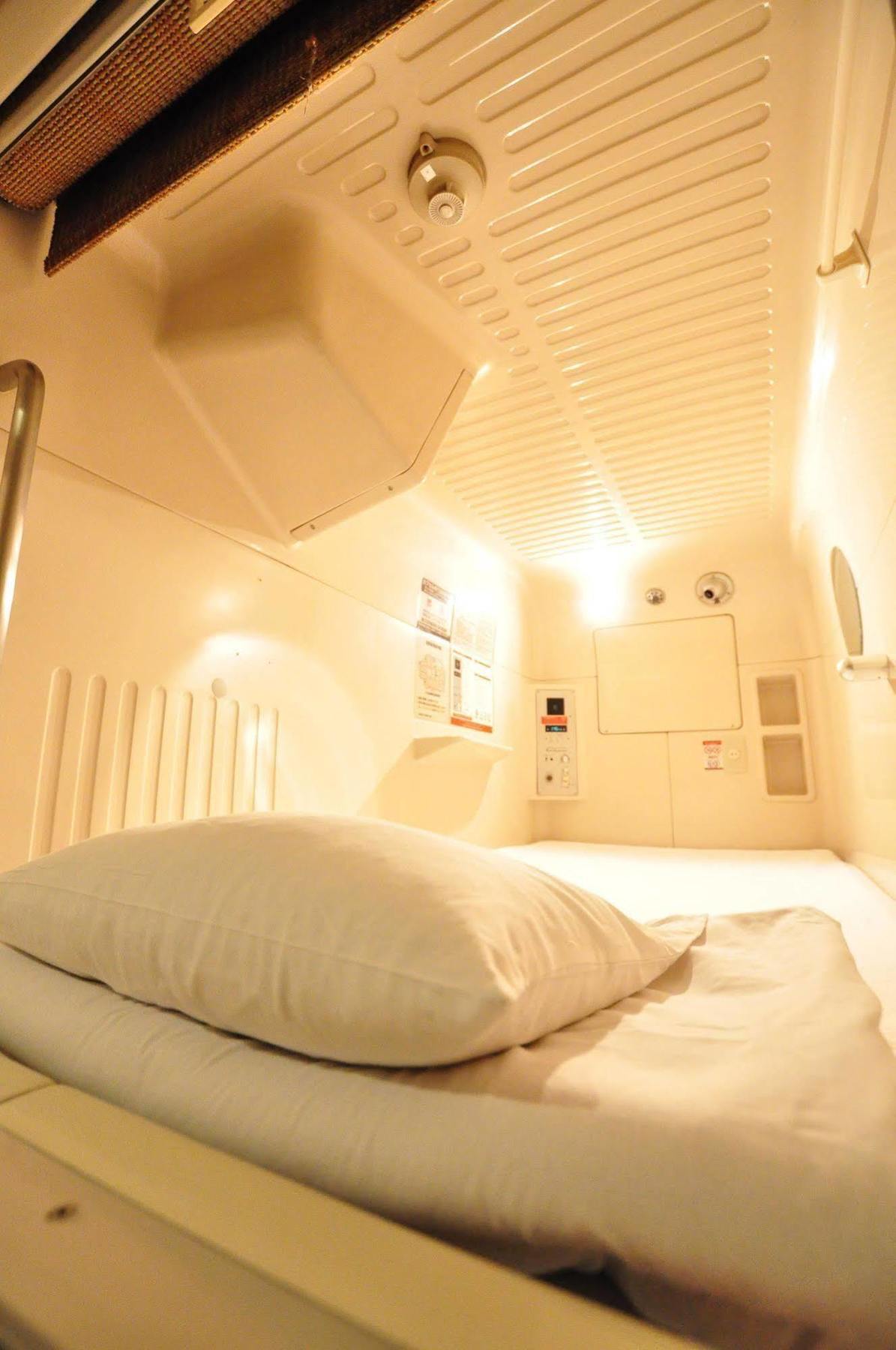 Capsule Hotel Asahi Plaza Shinsaibashi Osaca Exterior foto